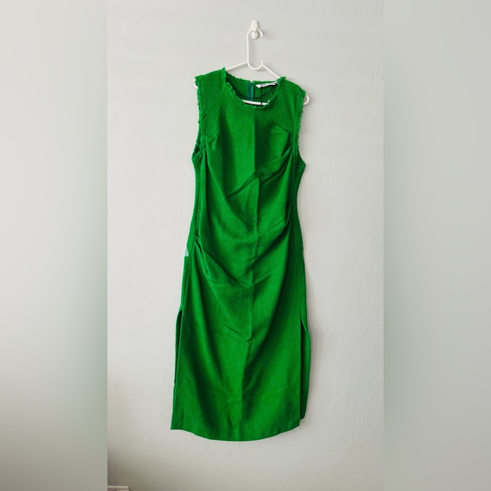 Elegant Green Sleeveless Dress - Picture 2 of 12